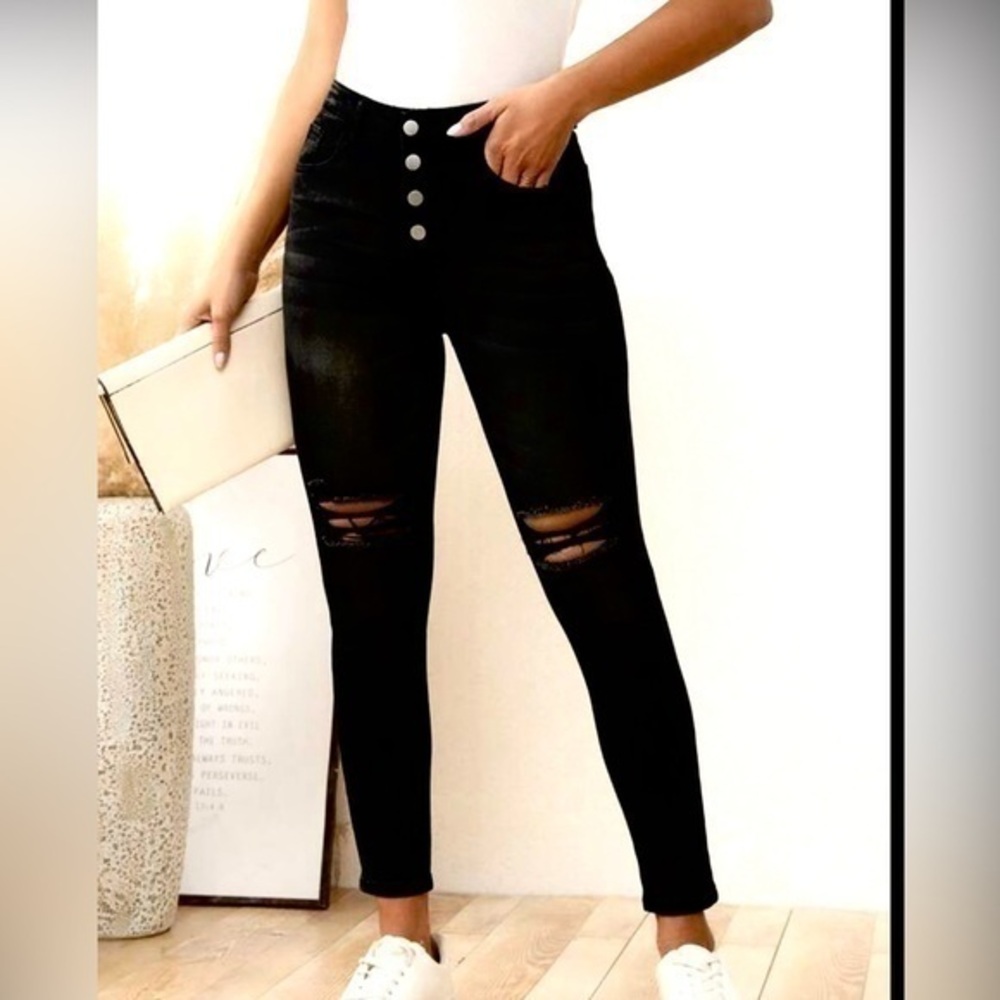 🛍️ 2/$12
SHEIN black distressed button fly high rise jeans. Excellent condition